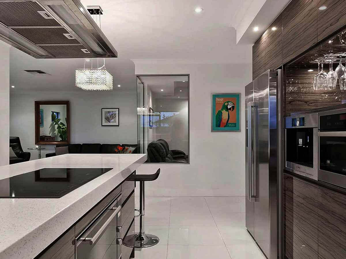 Moderna virtuve pēc tīrīšanas ar NANO GO virsmu tīrīšanas līdzekļiem – notīriet darba virsmas, skapīšus un ierīces